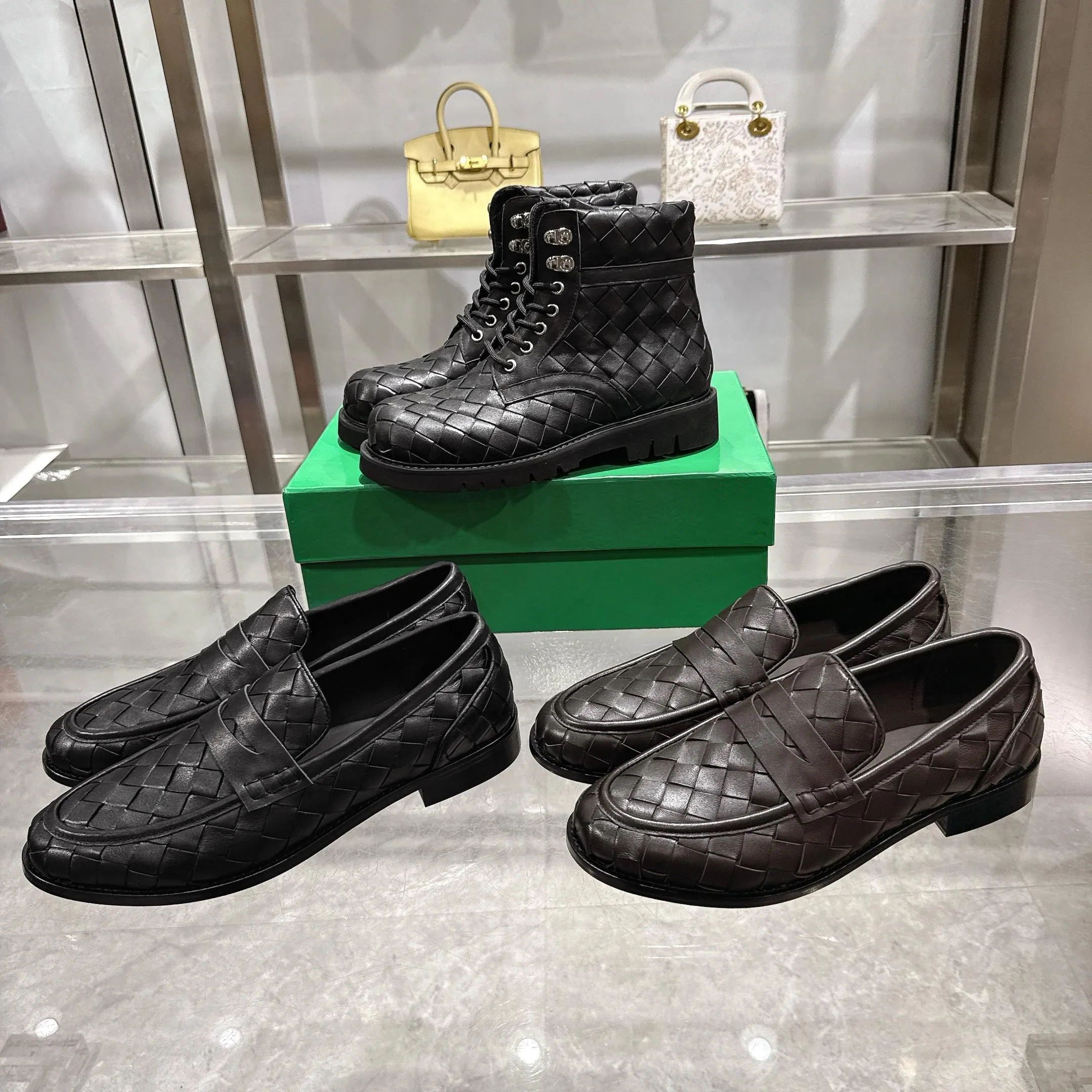 [BV] Top P: 820💰Size for couples: Female 35-39 Male 39--44 (Female 40. Male 38.45.46.47 customization is not returnable) [Note‼ ️] Add 💰 to size 46, add 💰 to size 47. Bottega Veneta small round toe braided formal leather shoes for couples in 2026 spring counters! Grained cowhide woven! Solid color Niuli! Leather outsole! [Rose][Rose]! Purely hand-woven and operated, the original board is reproduced one-to-one! quality assurance!